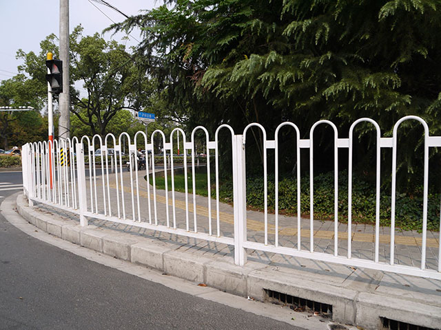 東安機動車道隔離護欄長期銷售